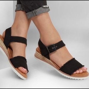 Bob’s Skechers size 7.5 sandals.